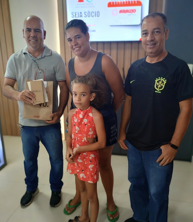 Smartphone é Entregue a Associado Contemplado em Sorteio com Apoio da Papelaria Araújo